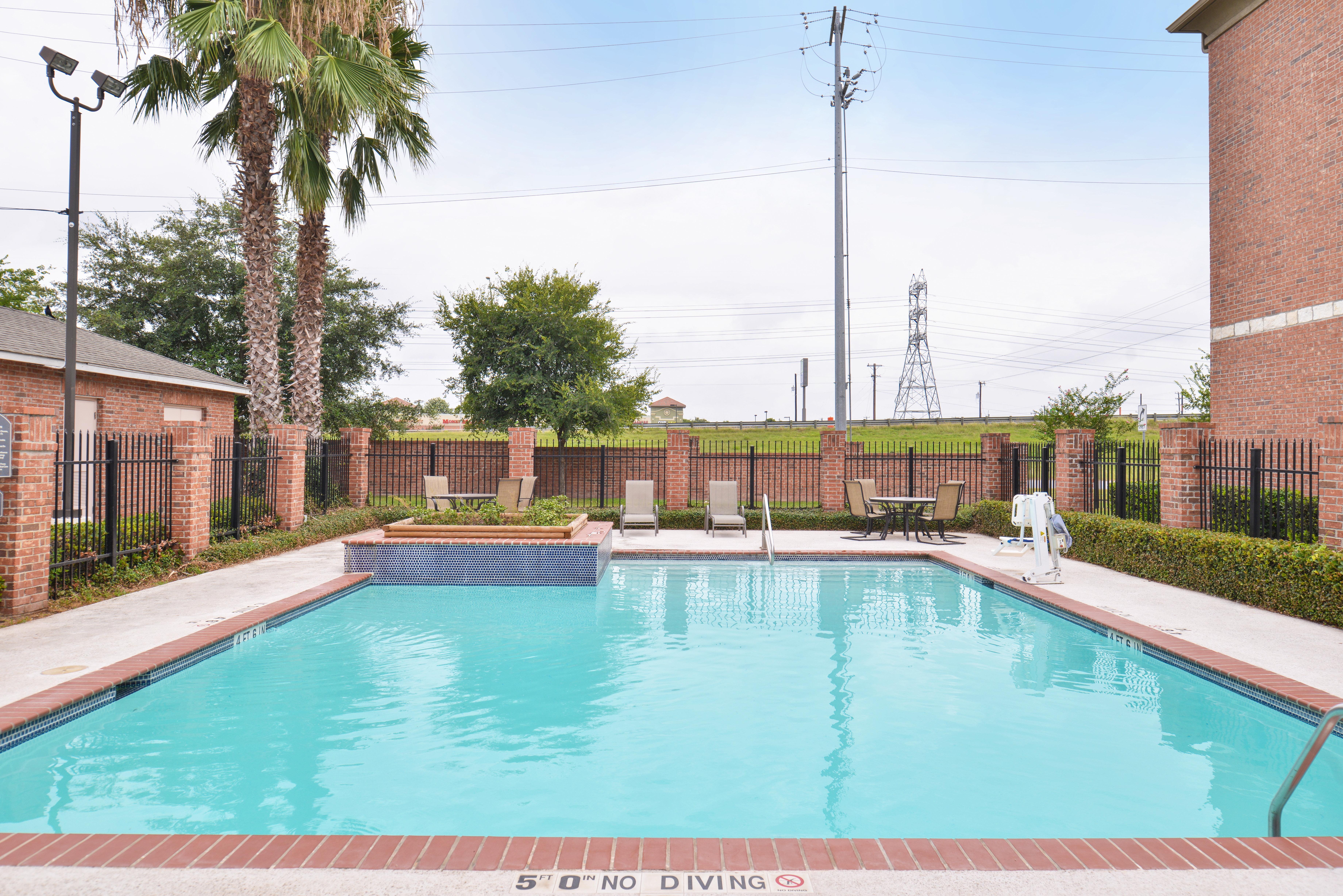 Holiday Inn Express & Suites San Antonio South Bagian luar foto