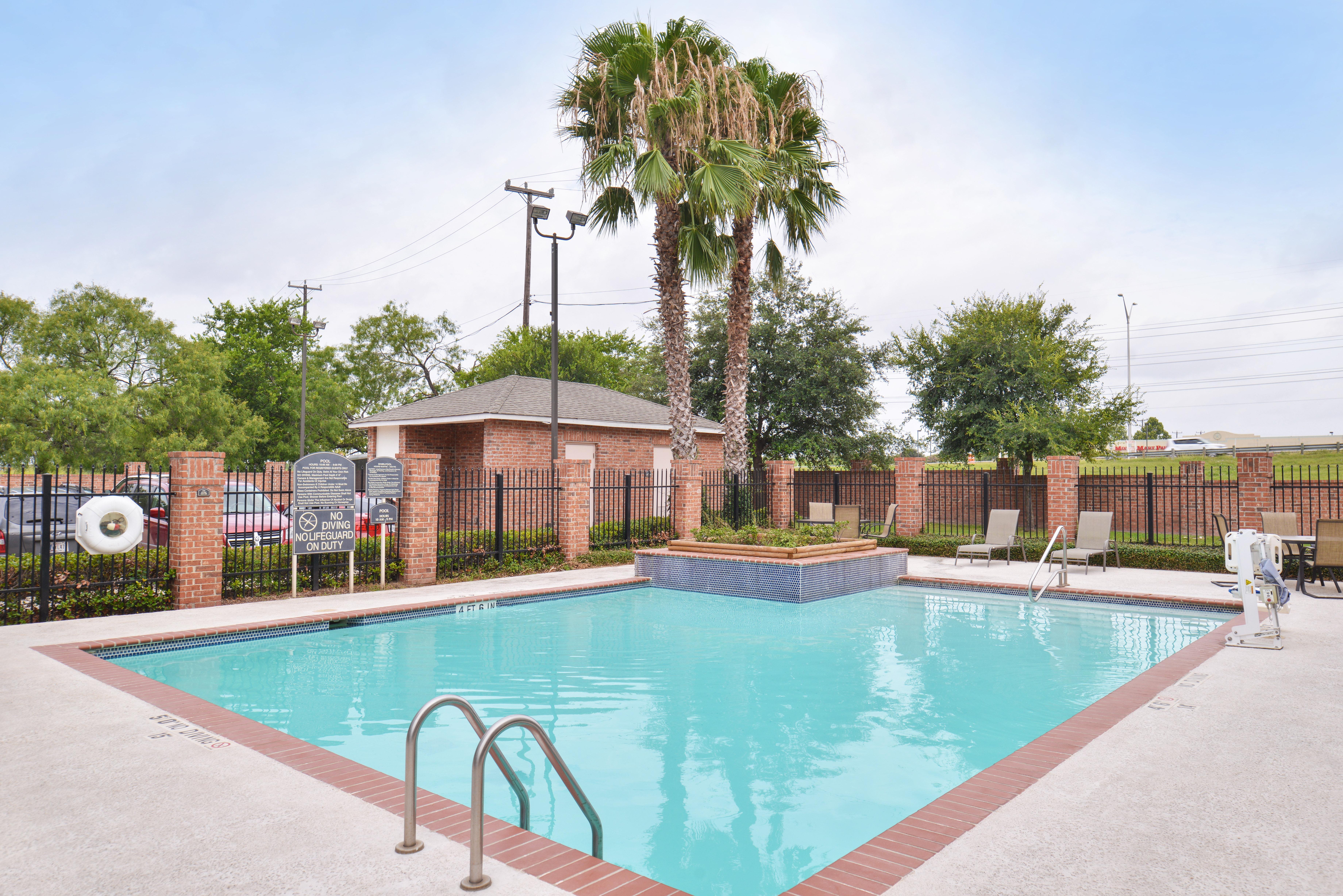 Holiday Inn Express & Suites San Antonio South Bagian luar foto