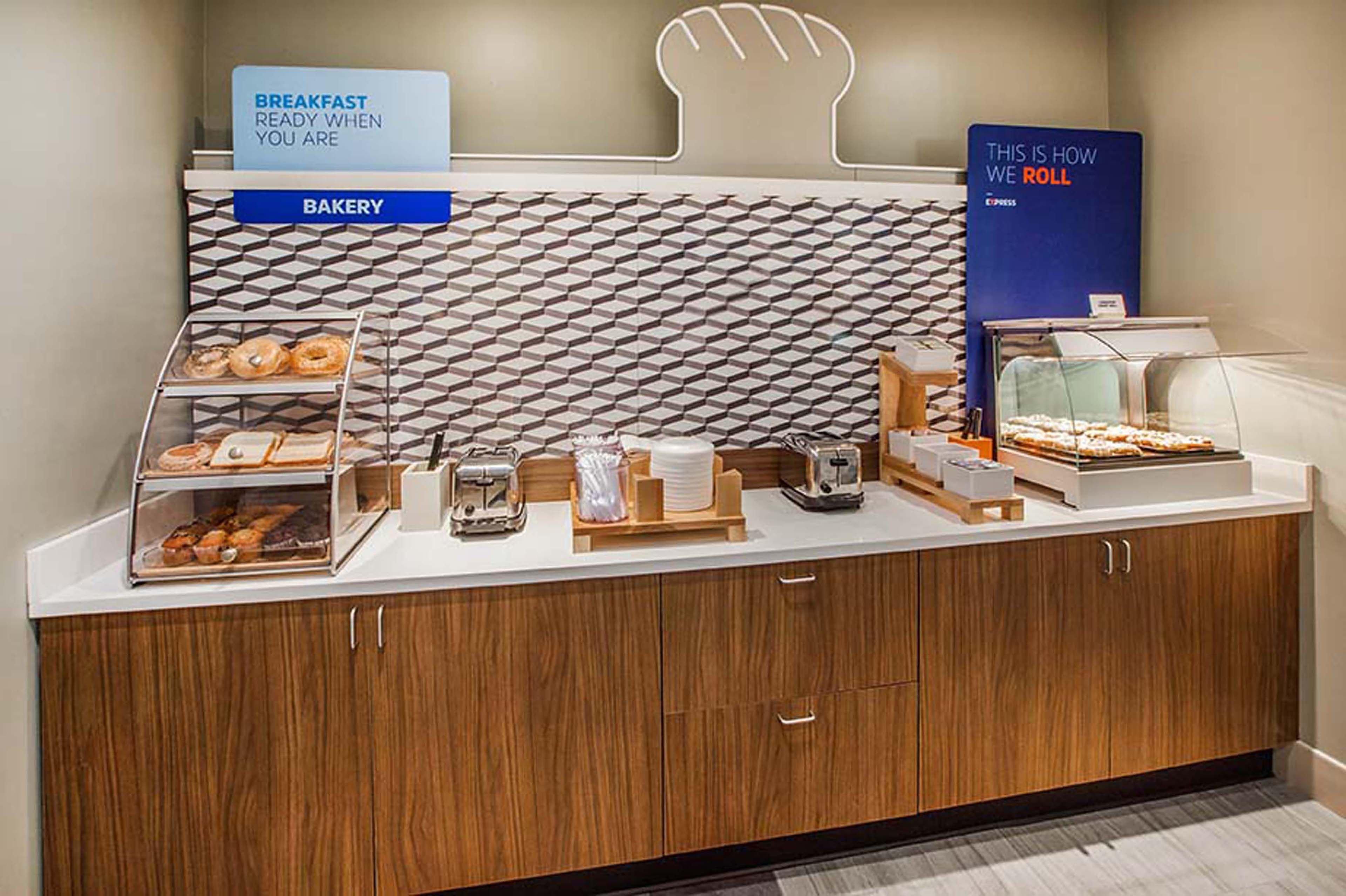 Holiday Inn Express & Suites San Antonio South Bagian luar foto