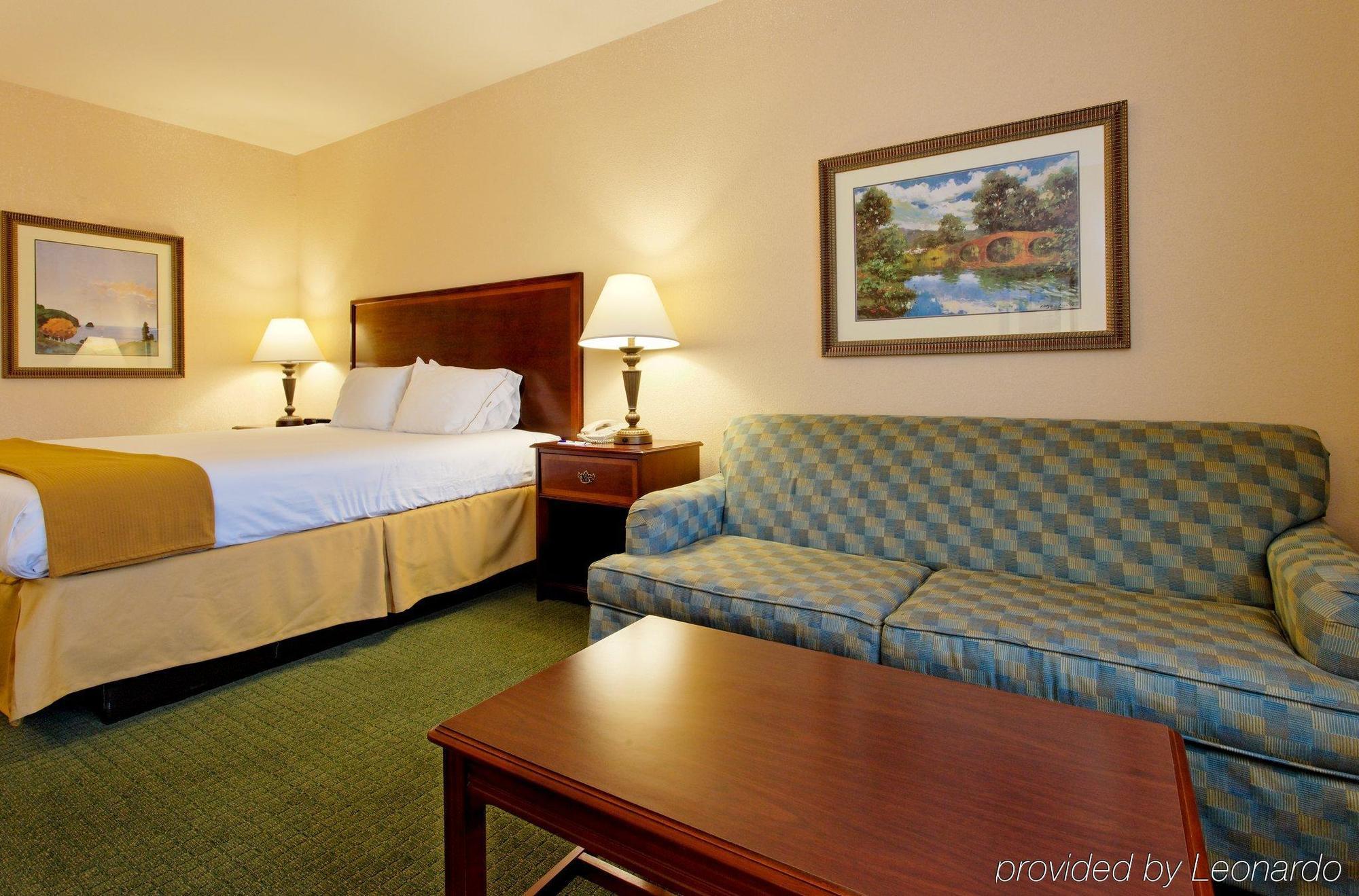 Holiday Inn Express & Suites San Antonio South Bagian luar foto