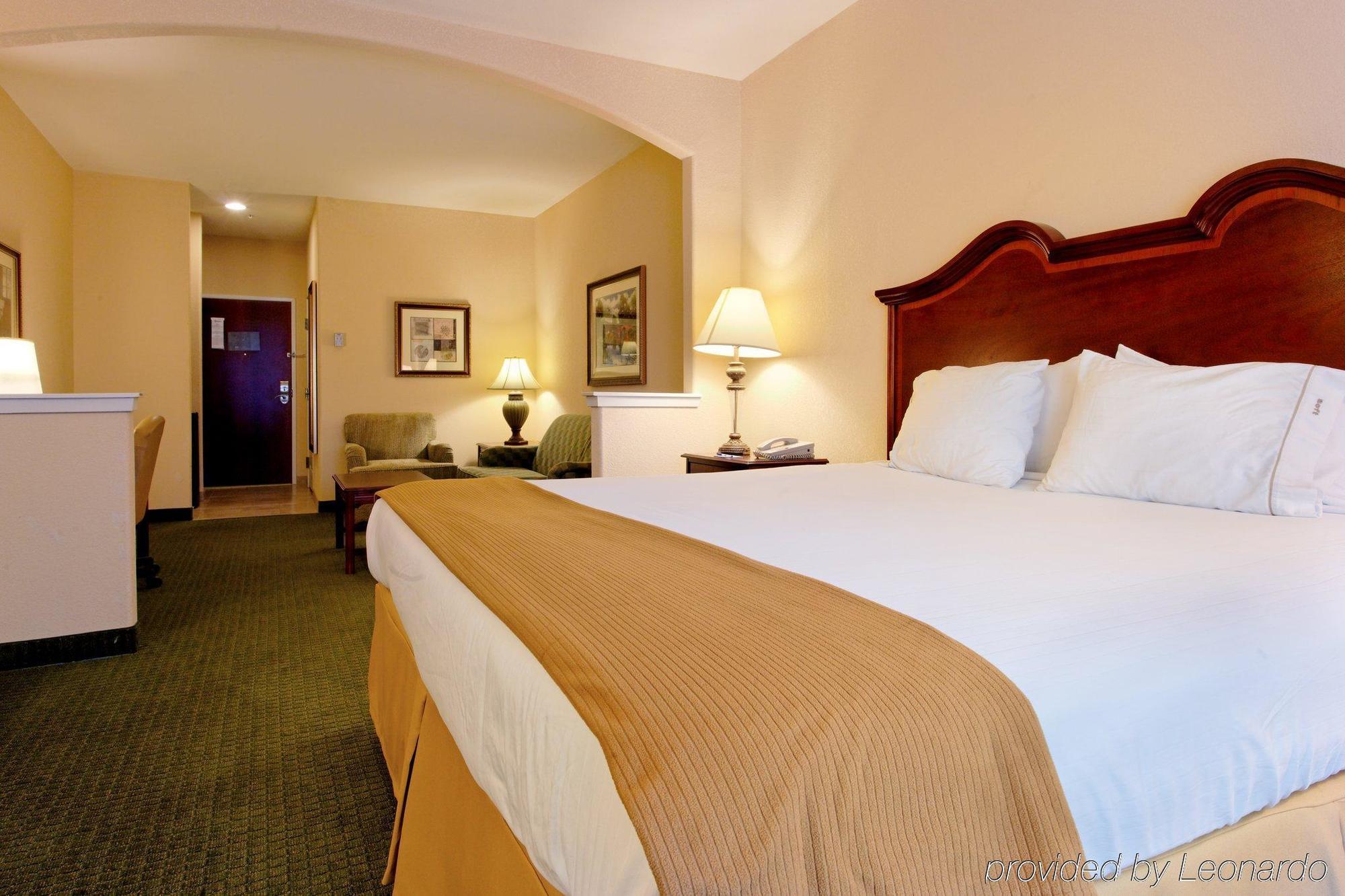 Holiday Inn Express & Suites San Antonio South Bagian luar foto