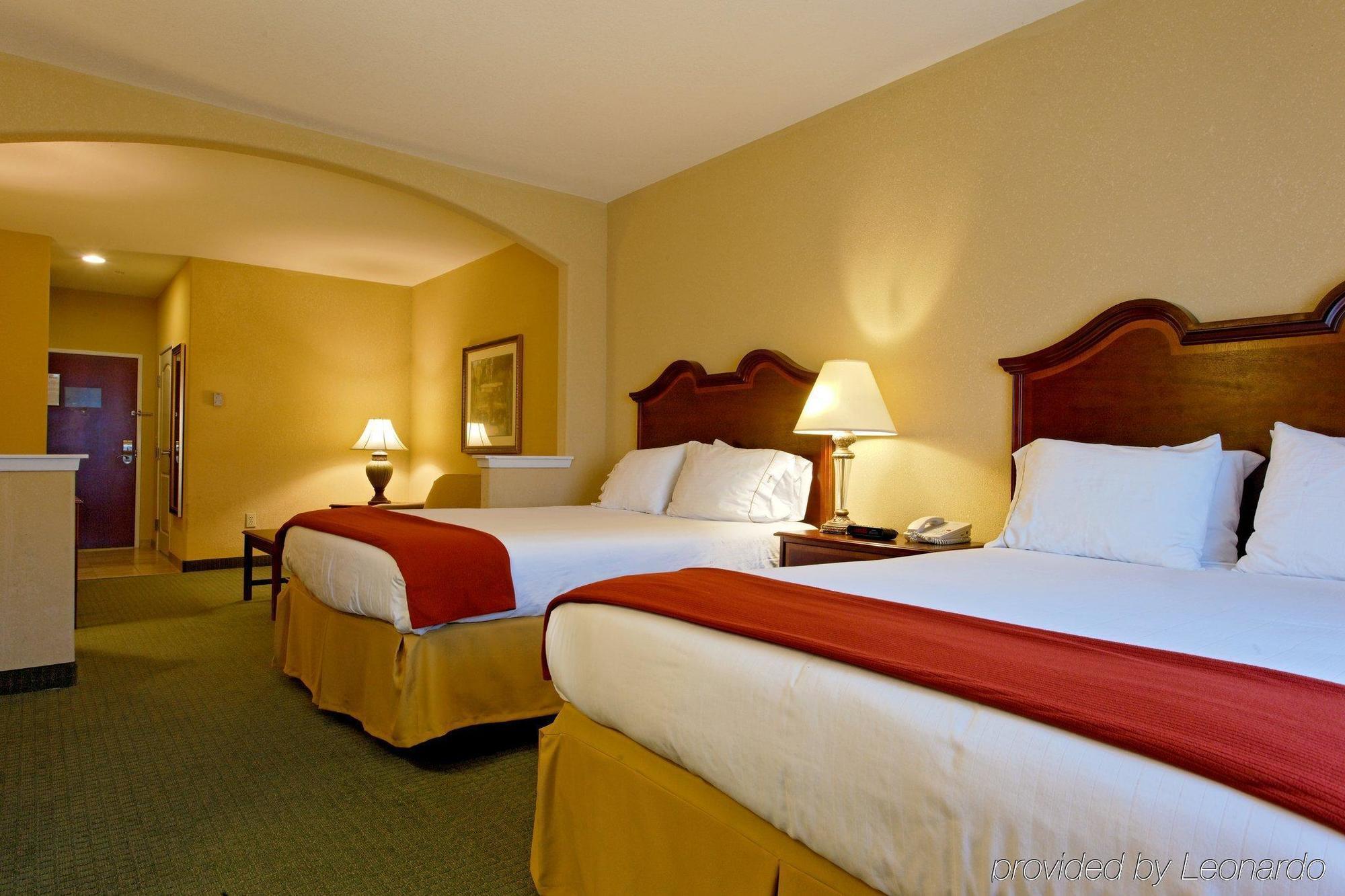 Holiday Inn Express & Suites San Antonio South Bagian luar foto