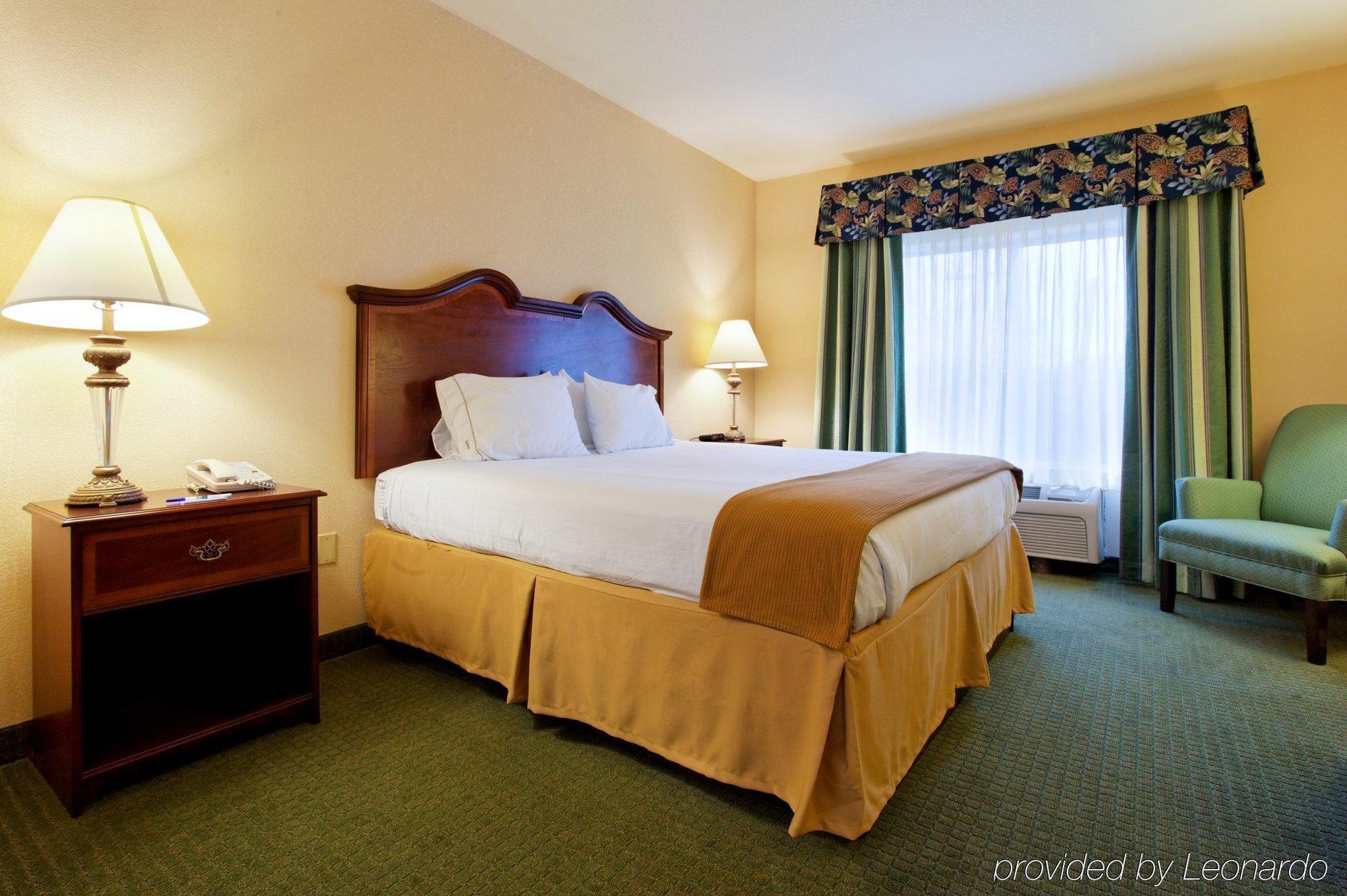 Holiday Inn Express & Suites San Antonio South Bagian luar foto