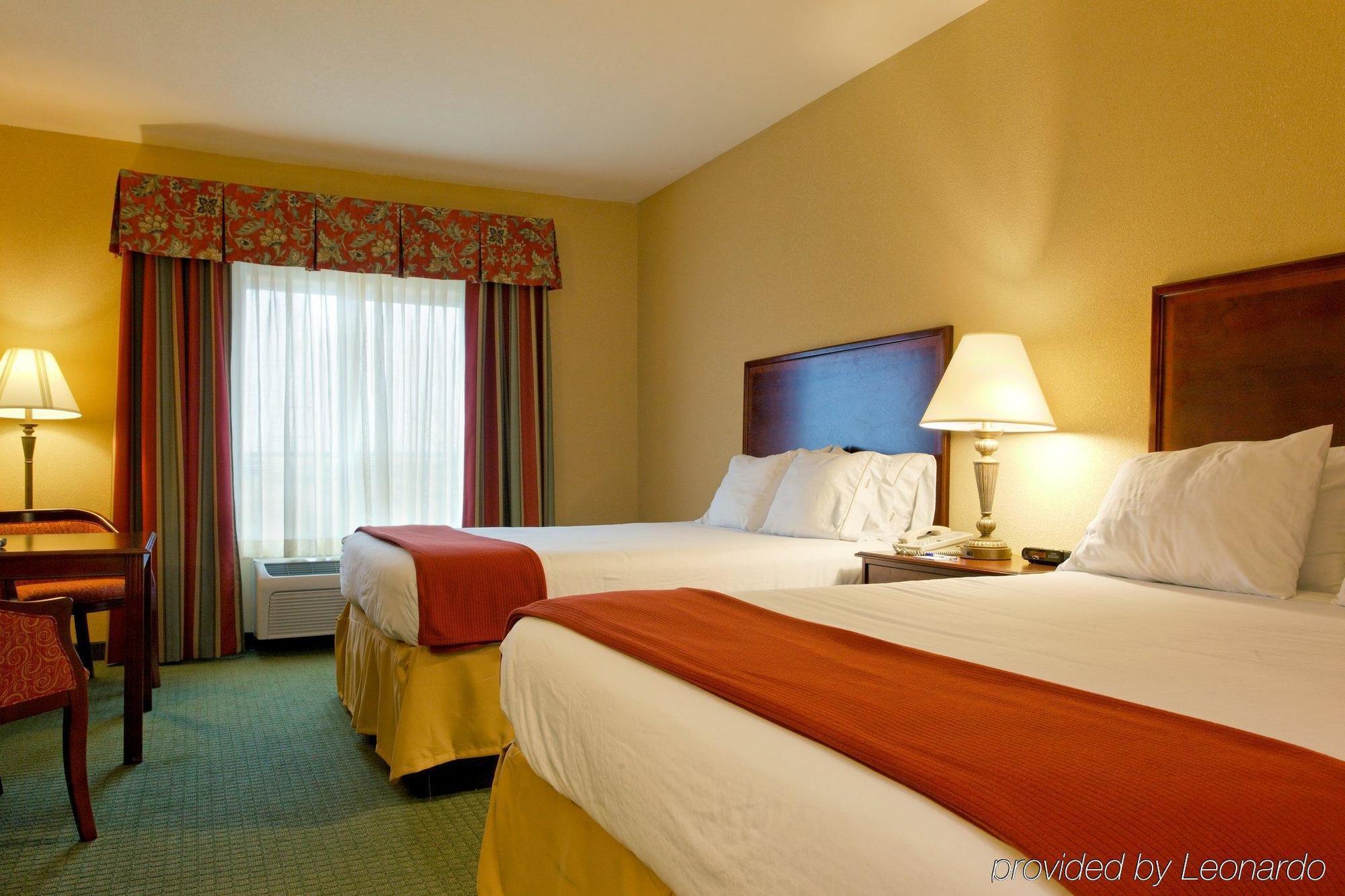 Holiday Inn Express & Suites San Antonio South Bagian luar foto