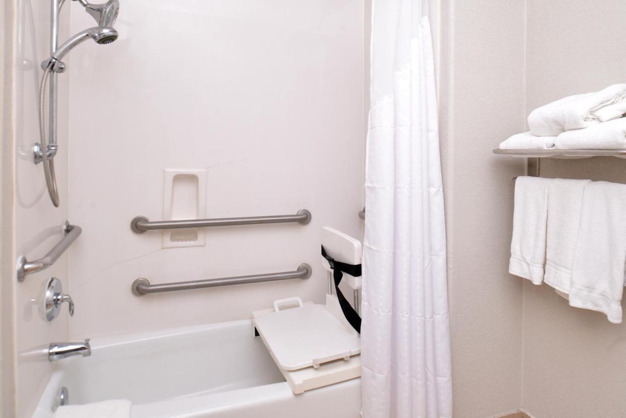 Holiday Inn Express & Suites San Antonio South Bagian luar foto